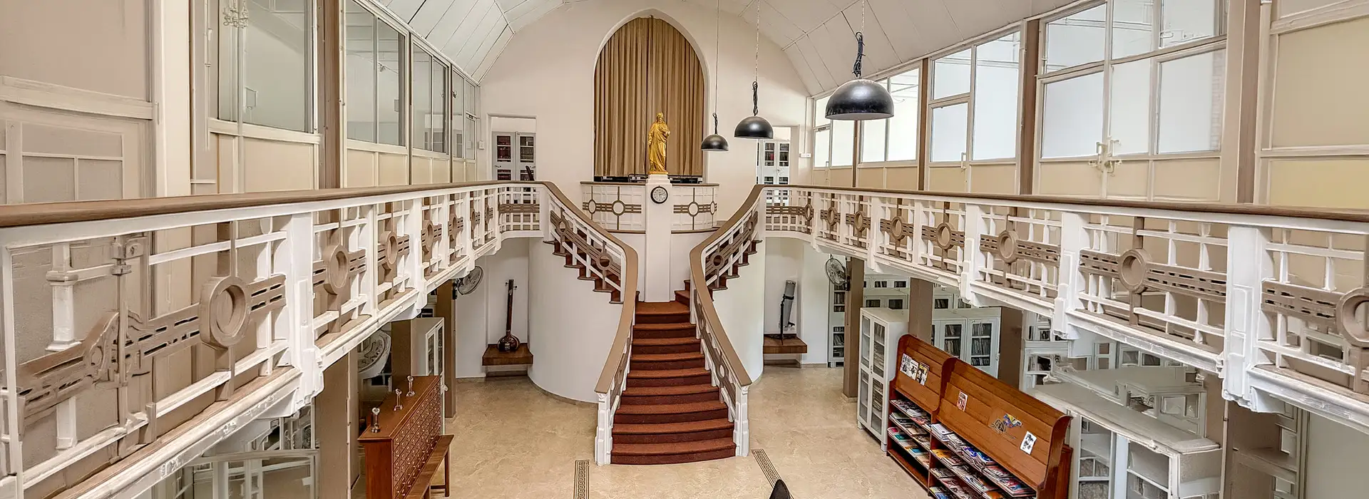 De Nobli Library