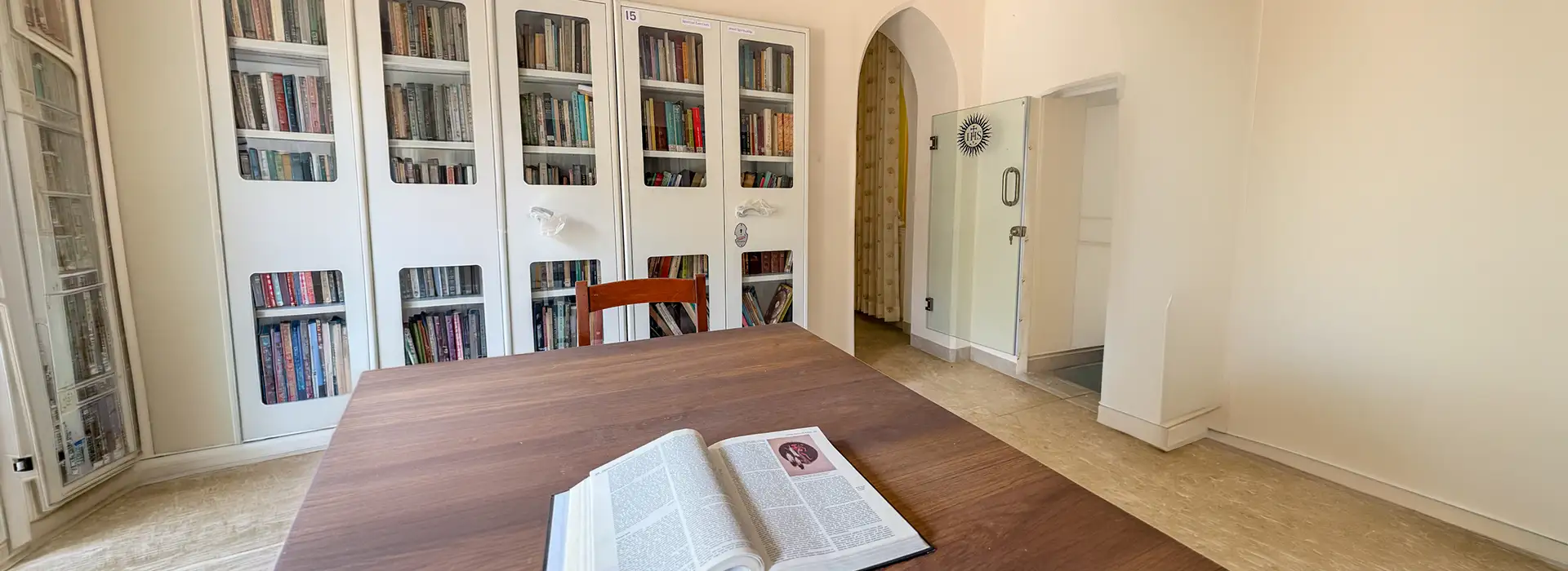 De Nobli Library
